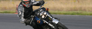 Dino sur sa moto SUZUKI 500 GT sur circuit de Lurcy Levy